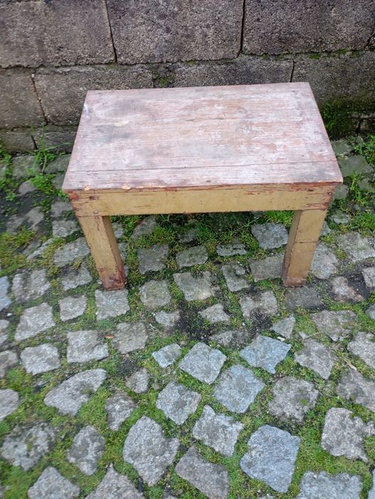 Vendo esta mesa muita bonita bom estado muita antiga