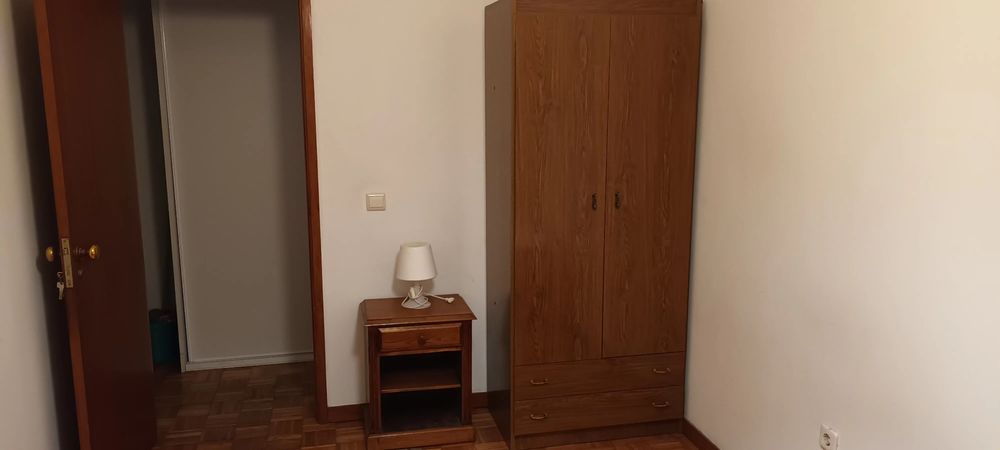 Alugo quarto somente a pessoa com trabalho estável ou para estudante universitário.