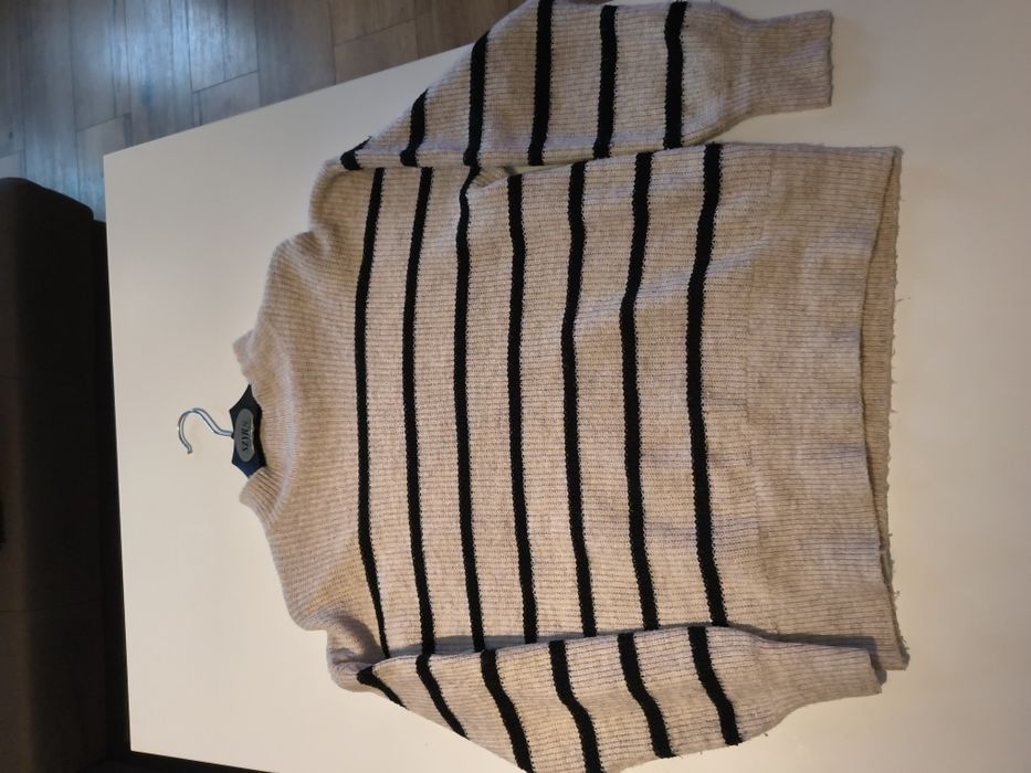 Sweter w paski firmy Sinsay