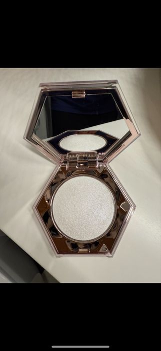Fenty Beauty Diamond Bomb rozświetlacz