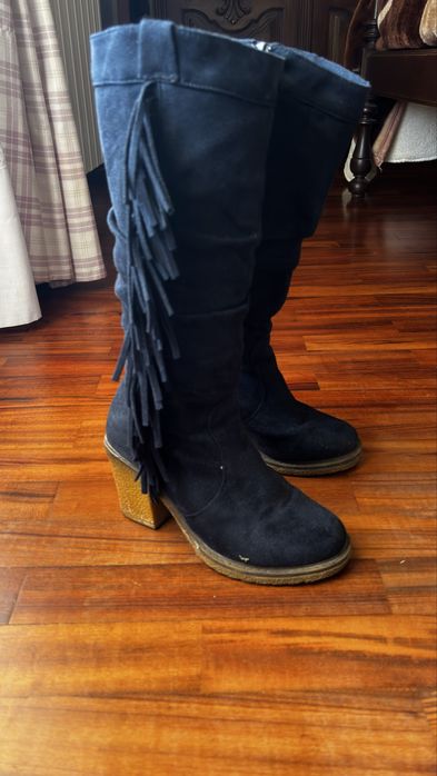 Botas de camurça azuis com franjas e salto dourado