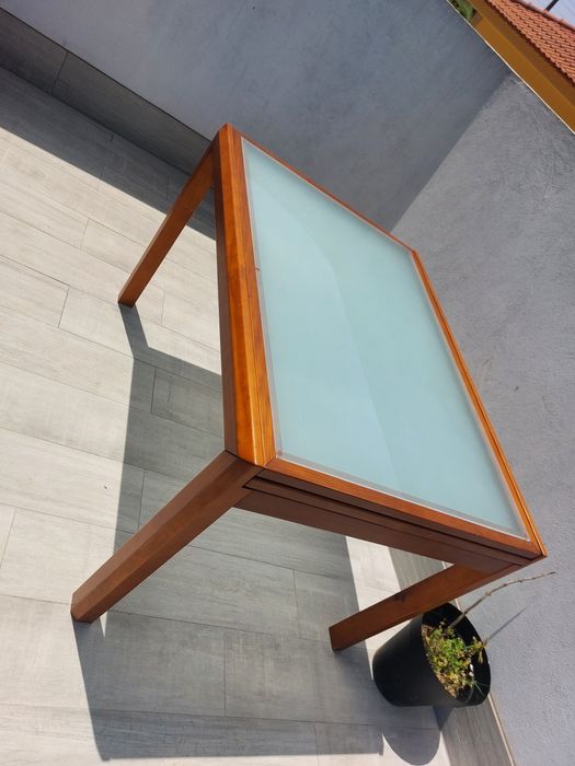 Mesa usada da marca Antarte . Medidas: 1,25m x 0,90m. Aberta fica por 2,50m.