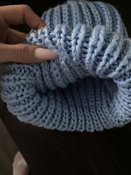 Продам вʼязану теплу шапулю. Ніжно блакитного кольору. Нова