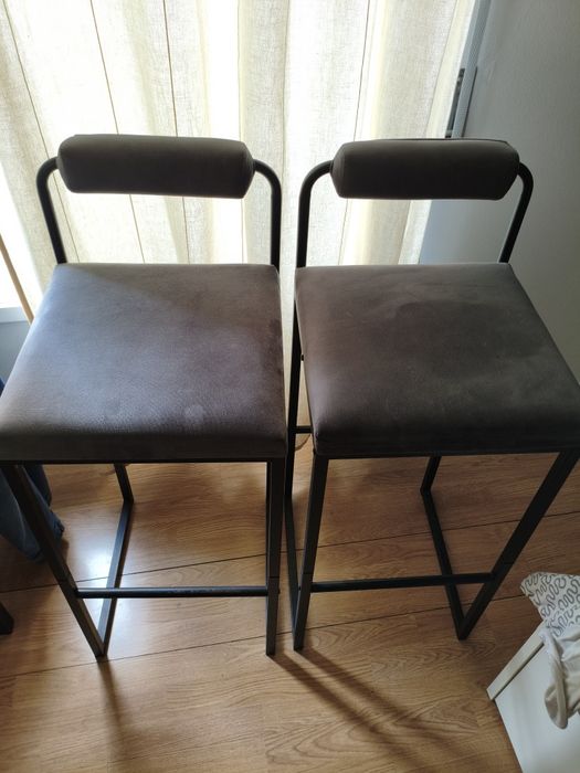 2 Cadeiras altas modernas em veludo.