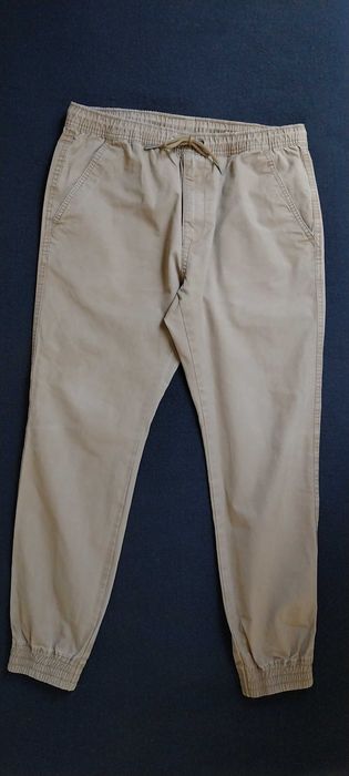 Sprzedam joggersy beżowe męskie
firmy·CKH Clockhouse