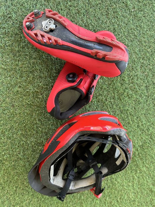 Sapatilhas btt 43 e capacete specialized