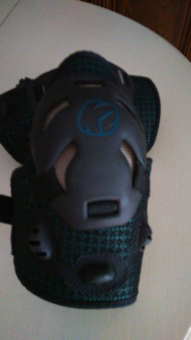 Conjunto de cotoveleiras e joelheiras novas