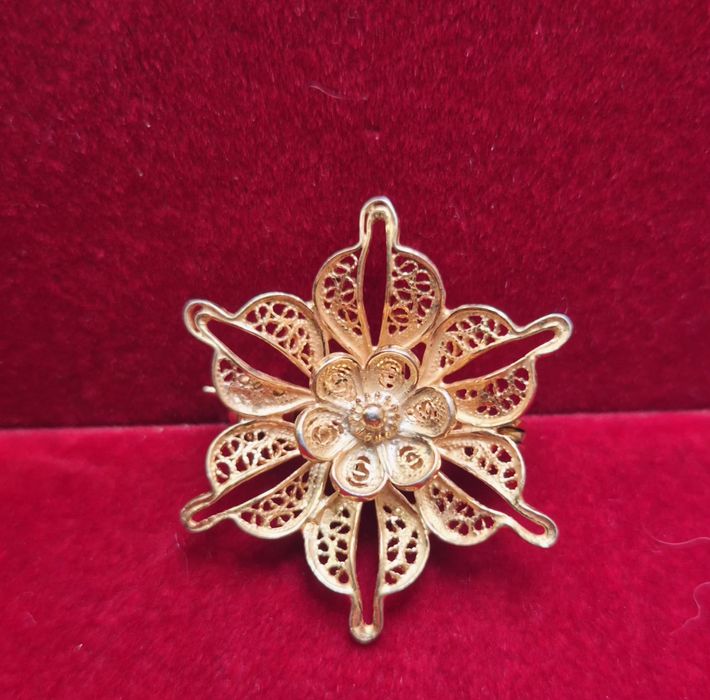 Broche em prata dourada