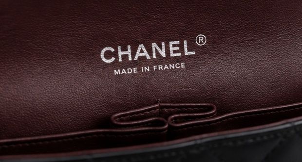 Chanel Mini Flap em couro matelassé preto com ferragens prateadas