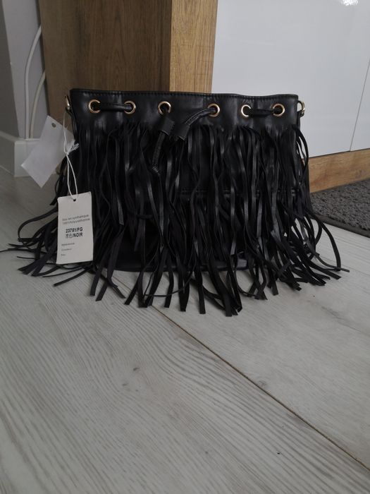 Be exclusive czarna torba torebka na ramię frędzle frędzelki.