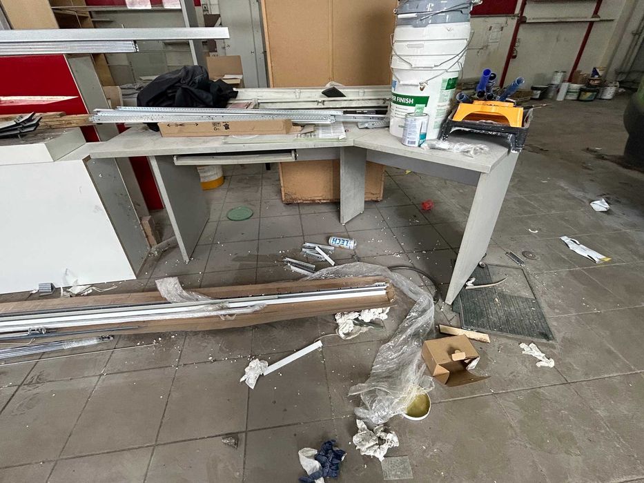 Meble z salonu samochodowego do oddania