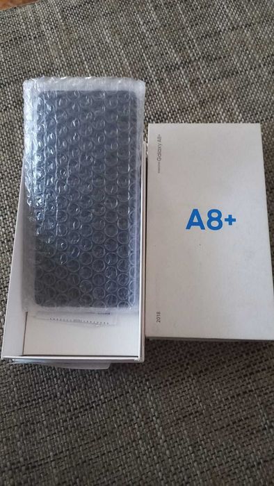 Телефон Samsung а8+