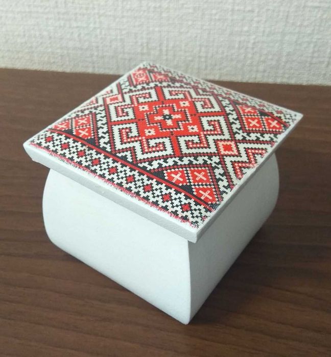 Маленька скриня, розмір 8*8*6см
