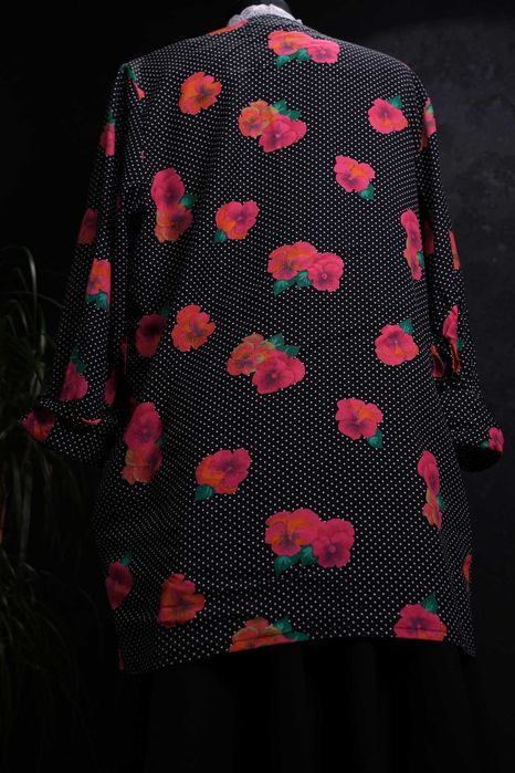 Czarno-kropkowana narzutka, kimonowa marynarka w neonowe bratki