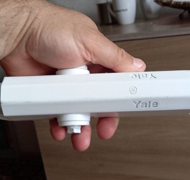 Продам дотягувач дверей Yale