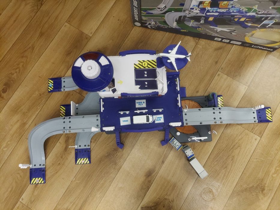 Продам дитячий аеропорт creatix big airport playset lufthansa: 750