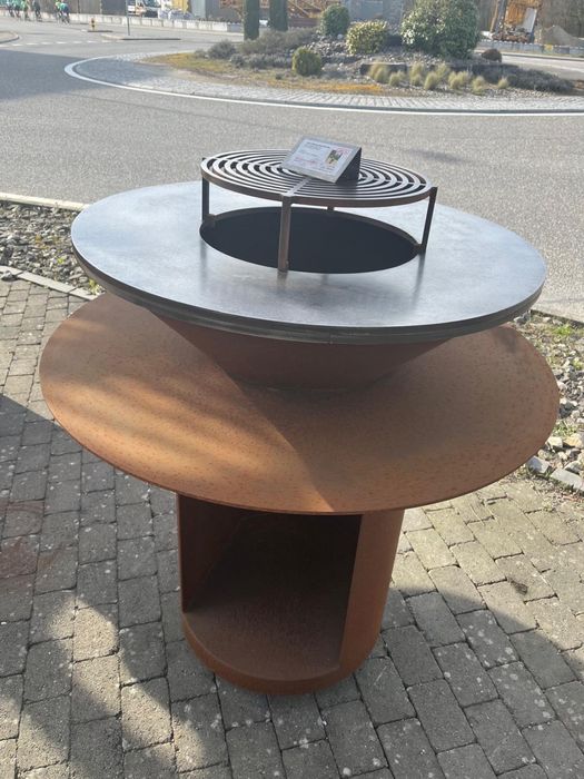 Grelhador a lenha estilo Ofyr com chapa de cozinhar (Braseiro de Jardim)