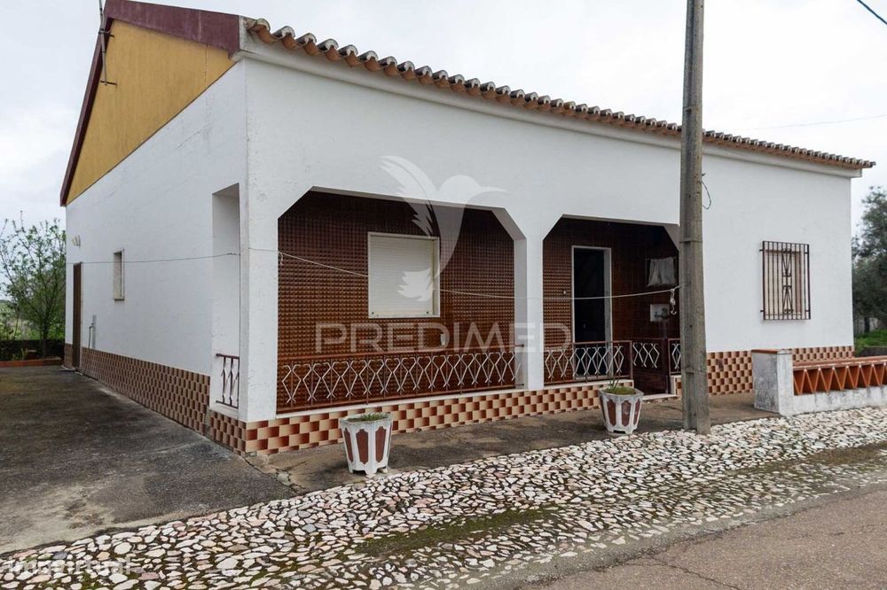 Moradia T3 com Anexo, Quintal, Garagem- Ferreira de Capelins Alandroal