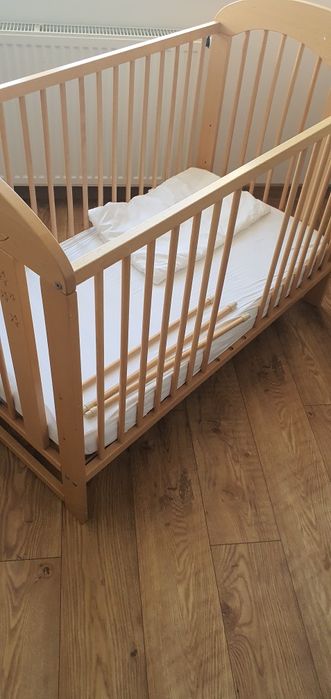 Łóżeczko solidne drewniane, stan b.dobry, regulowana wysokość