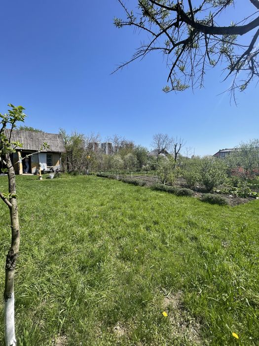 Продаж дачної ділянки поблизу міського озера