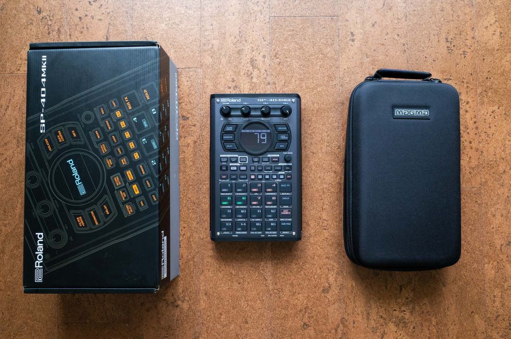 Sampler Roland SP-404 MK II, novo, com mala Magma CTRL