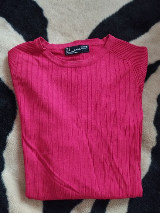 Várias peças de roupa de marca
