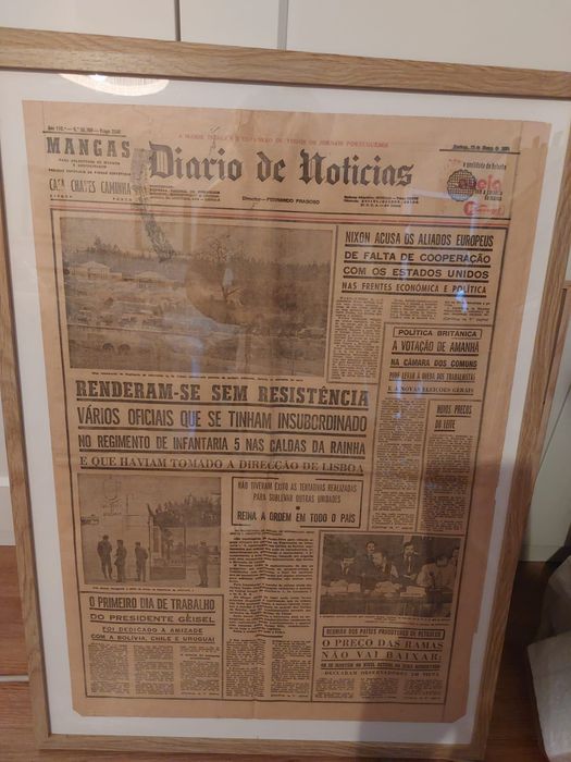 4 Capas de jornais de época com moldura