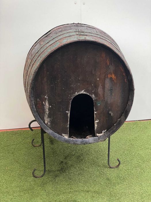 Barris ou pipas para decoração, com suportes em ferro