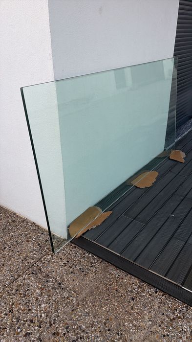 Mesa de jantar com tampo em vidro temperado