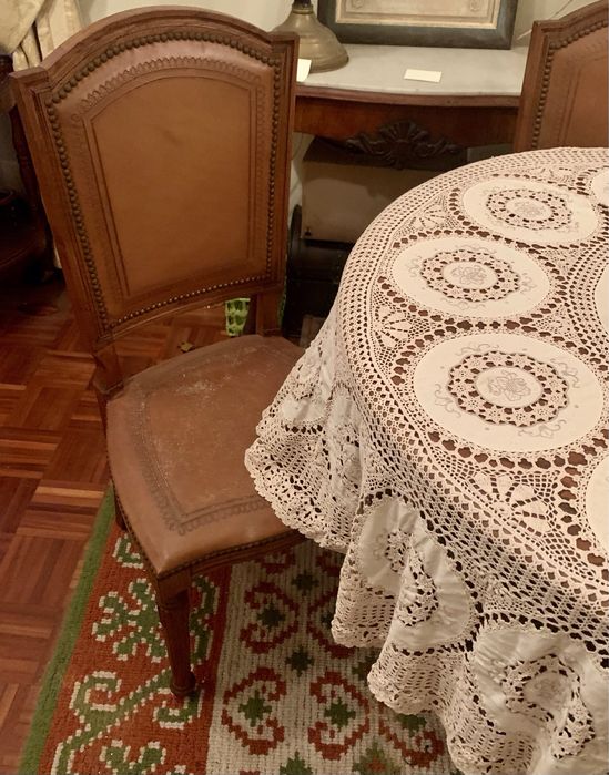 Conjunto sala de jantar em madeira (mesa e cadeiras)