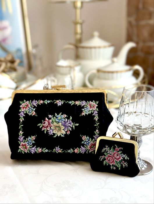 Вінтажна сумочка з мікровишивкою.