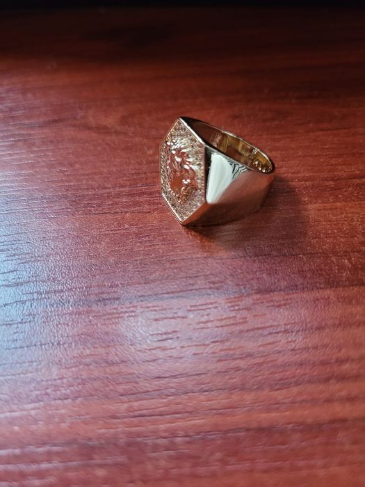 Pierścionek w stylu versace