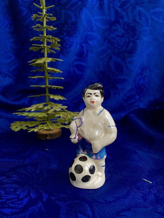 Єреванський фарфоровий винтаж Хлопчик з мʼячем юнный футболист