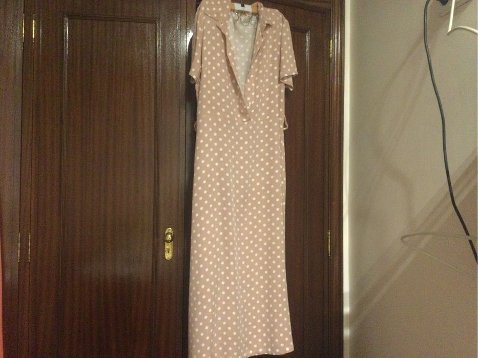 Vestido rosa ás bolinhas brancas