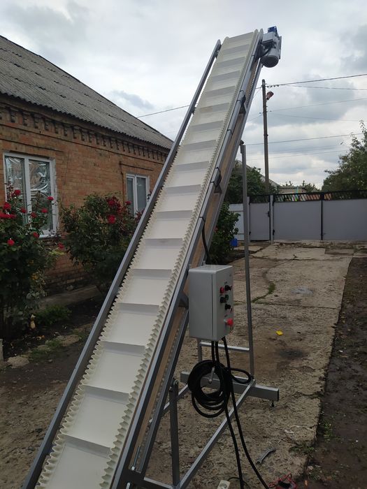 Транспортер подающий,бункер с вибролотком.