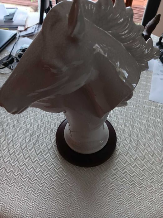 Cabeça dupla de cavalo em cerâmica com apoio em Madeira