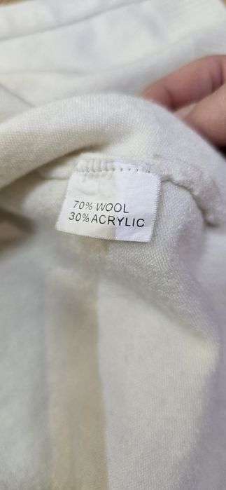 Biały sweter 70% wełny