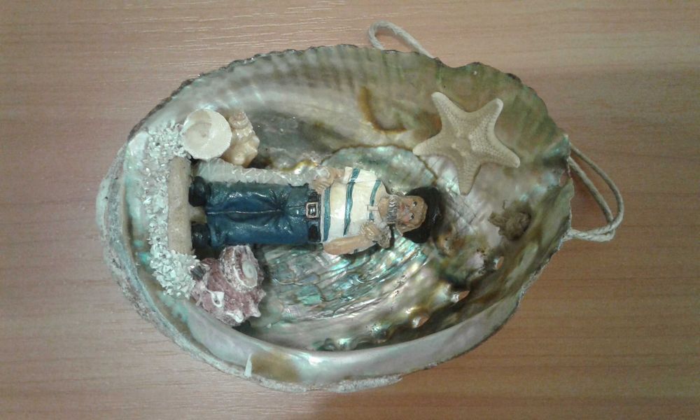 Сувенир-аппликация из морской ракушки