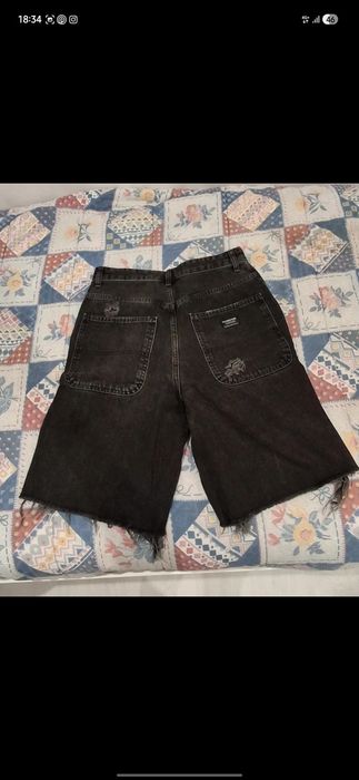 Calções pretos rasgados