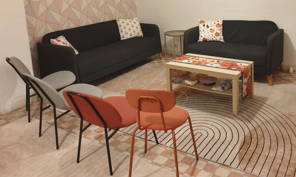 2 sofás pretos ikea