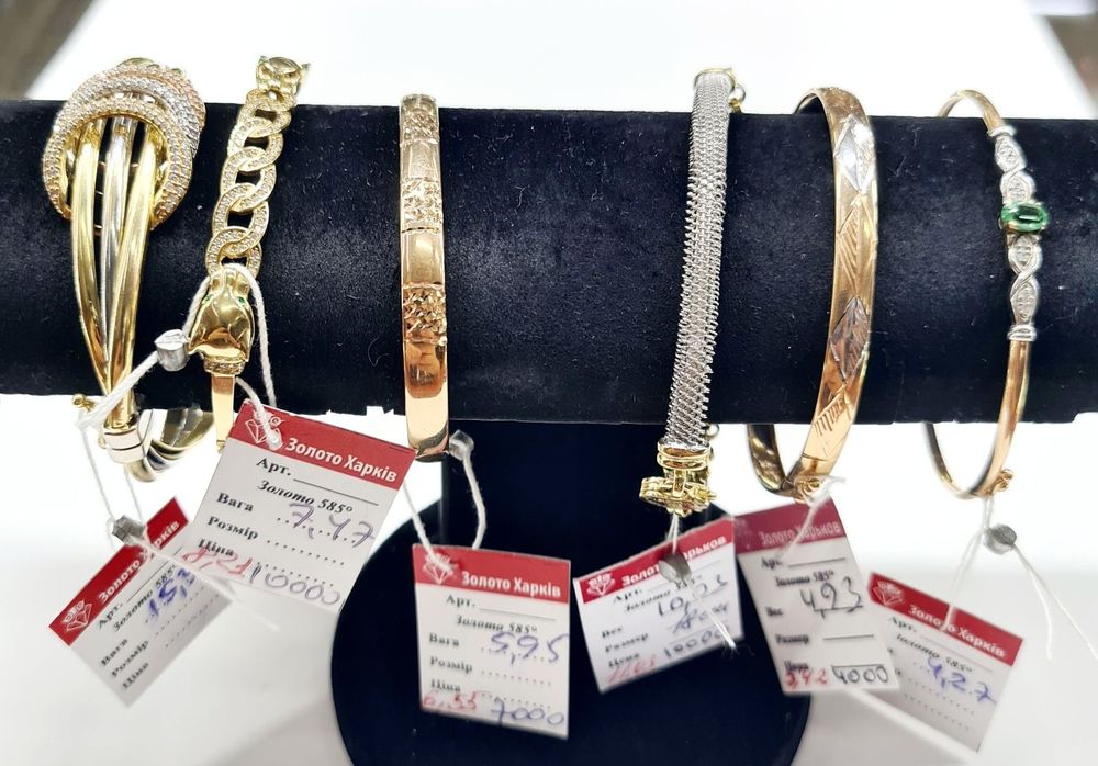 В продаже золотые браслеты-скобы