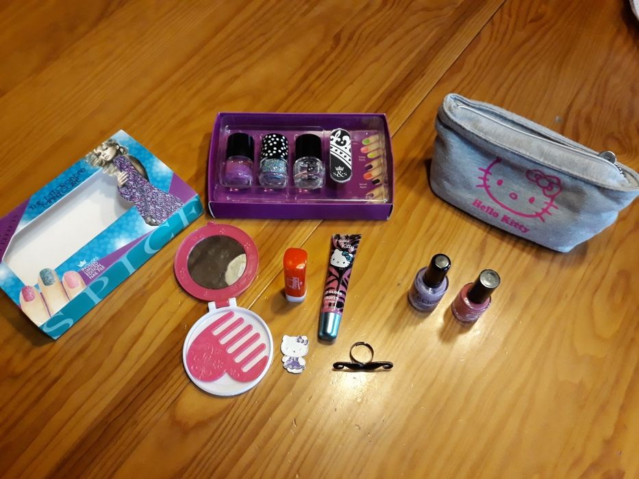Vendo vernizes, uma bolsa da Hello Kitty, um gloss e um batom