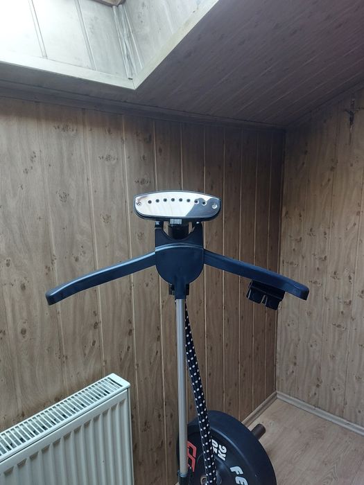 Stacja parowa stojąca do ubrań parownica