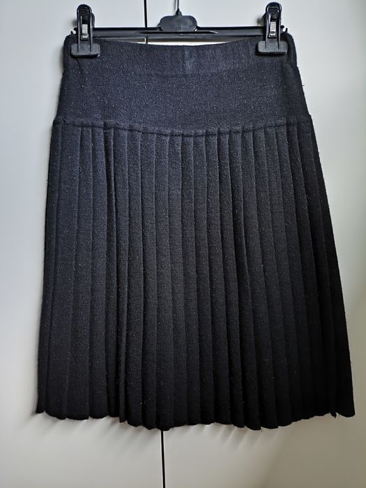 Um lote de saias de malha, saia calça de malha, e colete+cachecol lã