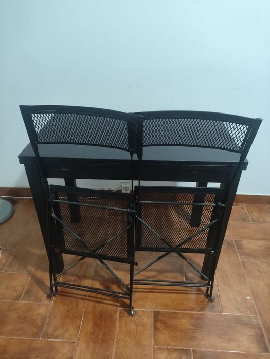 Mesa extensível de madeiram - oferta de 2 cadeiras em ferro pretas
