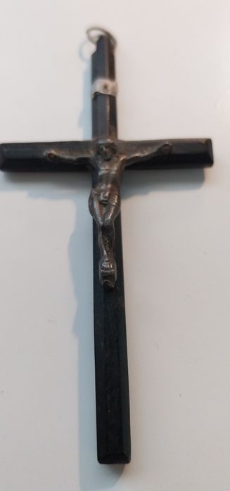 Pequeno crucifixo muito antigo em madeira e metal