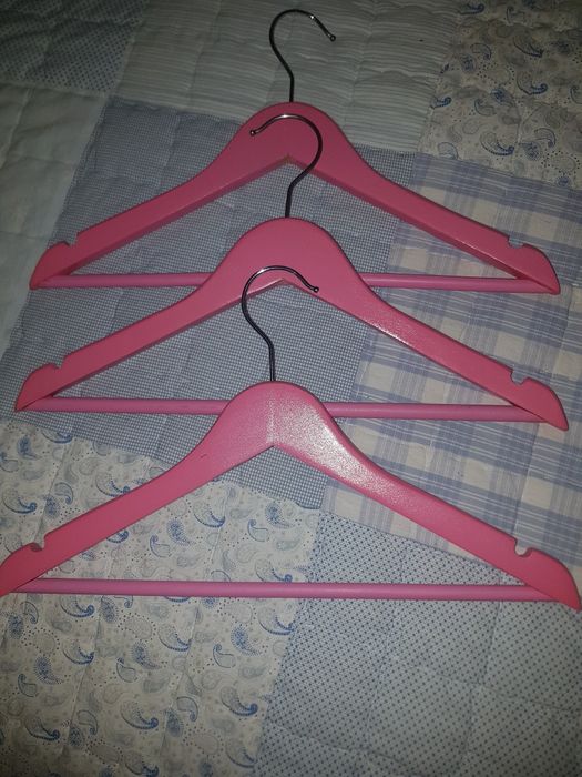 Cabides de criança  em madeira- 0,50€