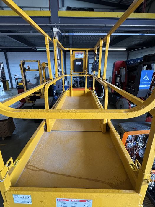 Plataformas elevatórias Tesoura Elétricas 10mt usadas Narrow-estreita