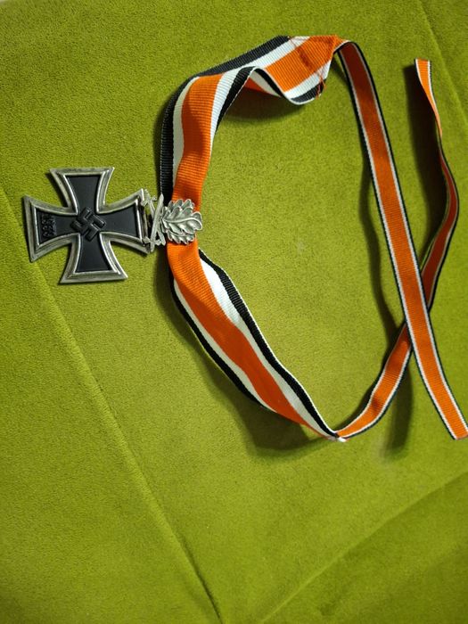 Krzyż Rycerski z liśćmi  dębu i mieczami