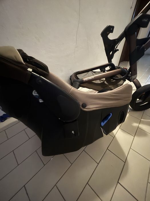 Conjunto de bebe Jané: carrinho, ovo, cadeira e base isofix.